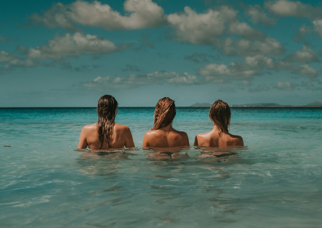 A group of solo female travelers